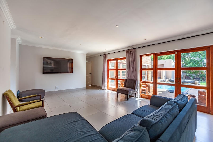 To Let 5 Bedroom Property for Rent in Door De Kraal Western Cape